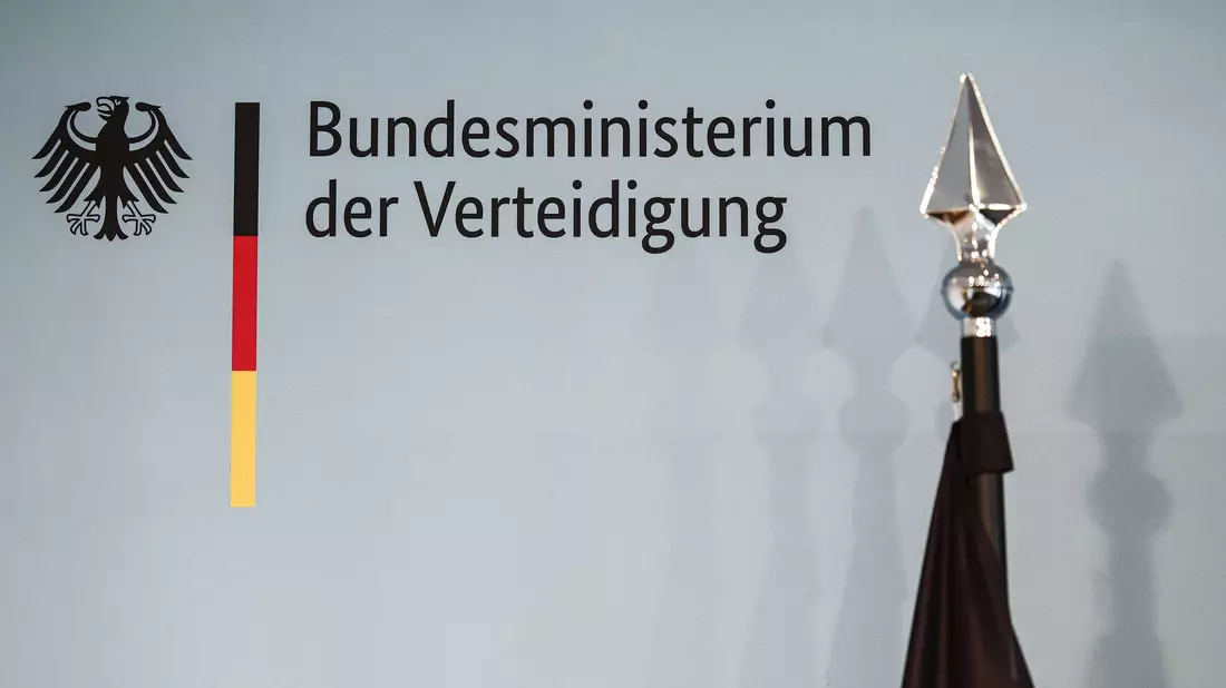 Das Bundesverteidigungsministerium ist den Prüfern zufolge heute wieder vergleichbar groß wie 2012. (Archivbild) - Bild: Hannes P. Albert/dpa
