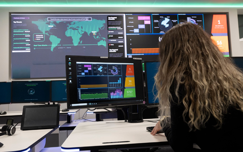 Mögliche Angriffe können Experten gemeinsam erkennen. - Foto: Boris Roessler/dpa