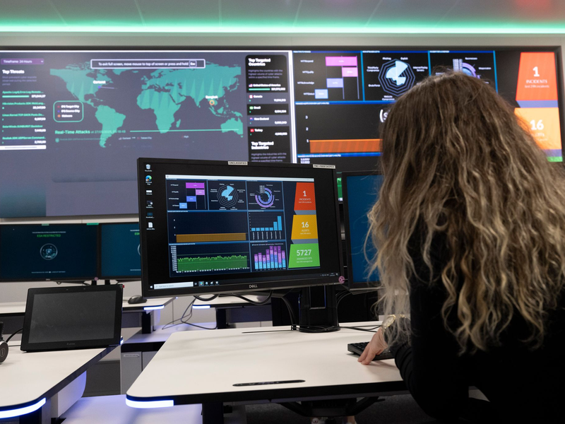 Mögliche Angriffe können Experten gemeinsam erkennen. - Foto: Boris Roessler/dpa