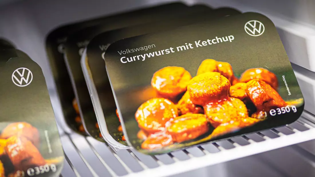 Schon bisher ist die Wurst aus der werkseigenen Fleischerei das meistverkaufte Produkt der Marke VW.  - Bild: Moritz Frankenberg/dpa