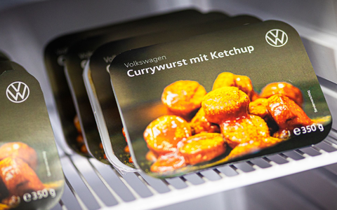 Schon bisher ist die Wurst aus der werkseigenen Fleischerei das meistverkaufte Produkt der Marke VW. - Foto: Moritz Frankenberg/dpa Schon bisher ist die Wurst aus der werkseigenen Fleischerei das meistverkaufte Produkt der Marke VW. - Foto: Moritz Frankenberg/dpa