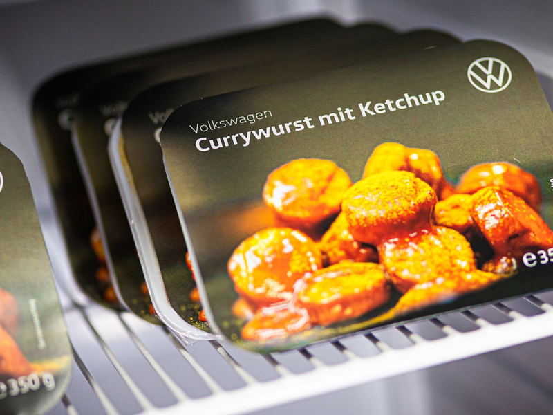 Schon bisher ist die Wurst aus der werkseigenen Fleischerei das meistverkaufte Produkt der Marke VW.  - Foto: Moritz Frankenberg/dpa