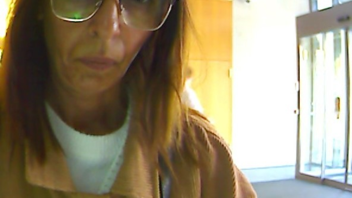 POL-HM: Öffentlichkeitsfahndung nach Geldbörsendiebstahl - Wer kennt die unbekannte Täterin? - Foto: presseportal.de