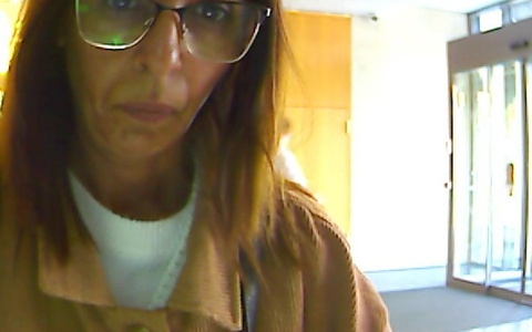 POL-HM: Öffentlichkeitsfahndung nach Geldbörsendiebstahl - Wer kennt die unbekannte Täterin? - Foto: presseportal.de POL-HM: Öffentlichkeitsfahndung nach Geldbörsendiebstahl - Wer kennt die unbekannte Täterin? - Foto: presseportal.de