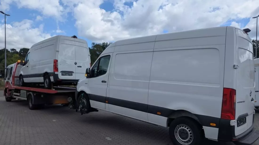 POL-ROW: ++ Polizei stoppt gefährliche Fahrt: Mit 1,3 Promille und 40-Tonner auf der Autobahn ++ Gefährliches Abschleppmanöver in Richtung Frankreich ++ - Bild: presseportal.de