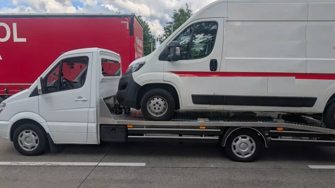 POL-CUX: Überladener Kleintransporter transportiert anderen Kleintransporter auf der BAB27 (Foto im Anhang) - Bild: presseportal.de