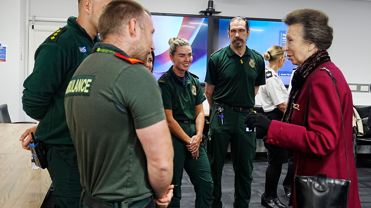 Charles' Schwester, Prinzessin Anne, besuchte Rettungskräfte. - Foto: Peter Byrne/PA/AP/dpa