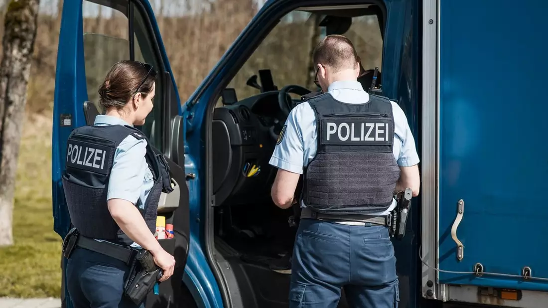 Bundespolizeidirektion München: Schleusung eines falschen Italieners/ Bundespolizei verweigert zwei Albanern die Einreise - Bild: presseportal.de
