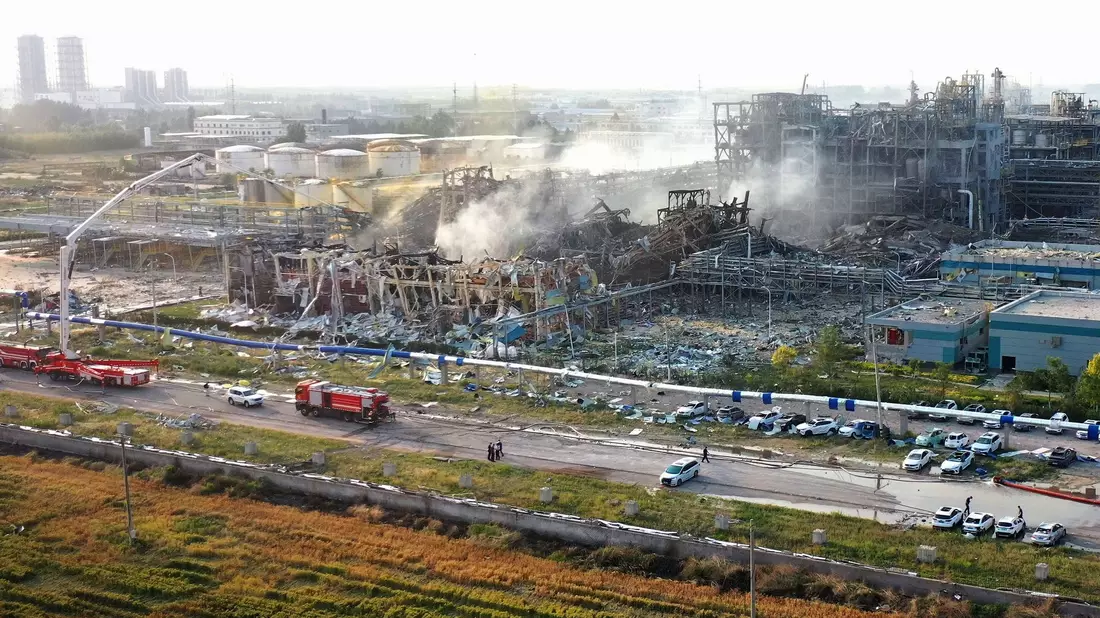 Die Feuerwehr war mit mehr als 200 Helfern vor Ort. - Bild: -/XinHua/dpa