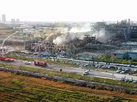Die Feuerwehr war mit mehr als 200 Helfern vor Ort. - Foto: -/XinHua/dpa