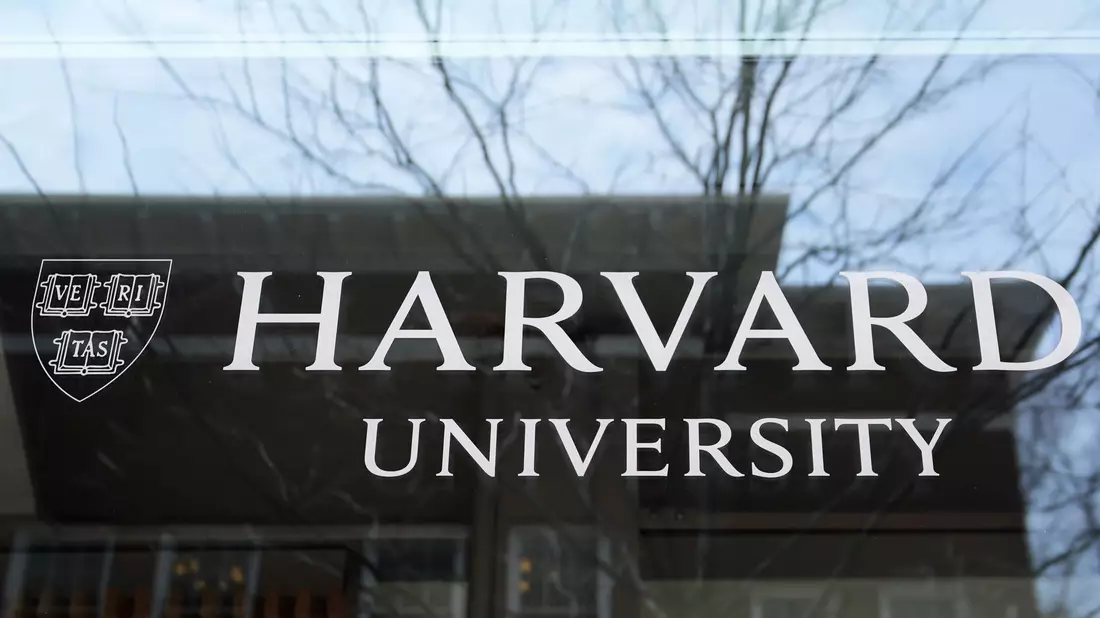 Trump hat der Elite-Universität Harvard den Kampf angesagt. (Archivbild) - Bild: Charles Krupa/AP/dpa