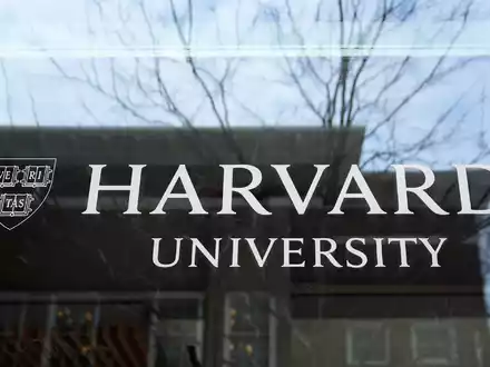 Trump hat der Elite-Universität Harvard den Kampf angesagt. (Archivbild) - Foto: Charles Krupa/AP/dpa