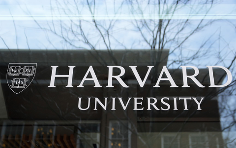 Trump hat der Elite-Universität Harvard den Kampf angesagt. (Archivbild) - Foto: Charles Krupa/AP/dpa