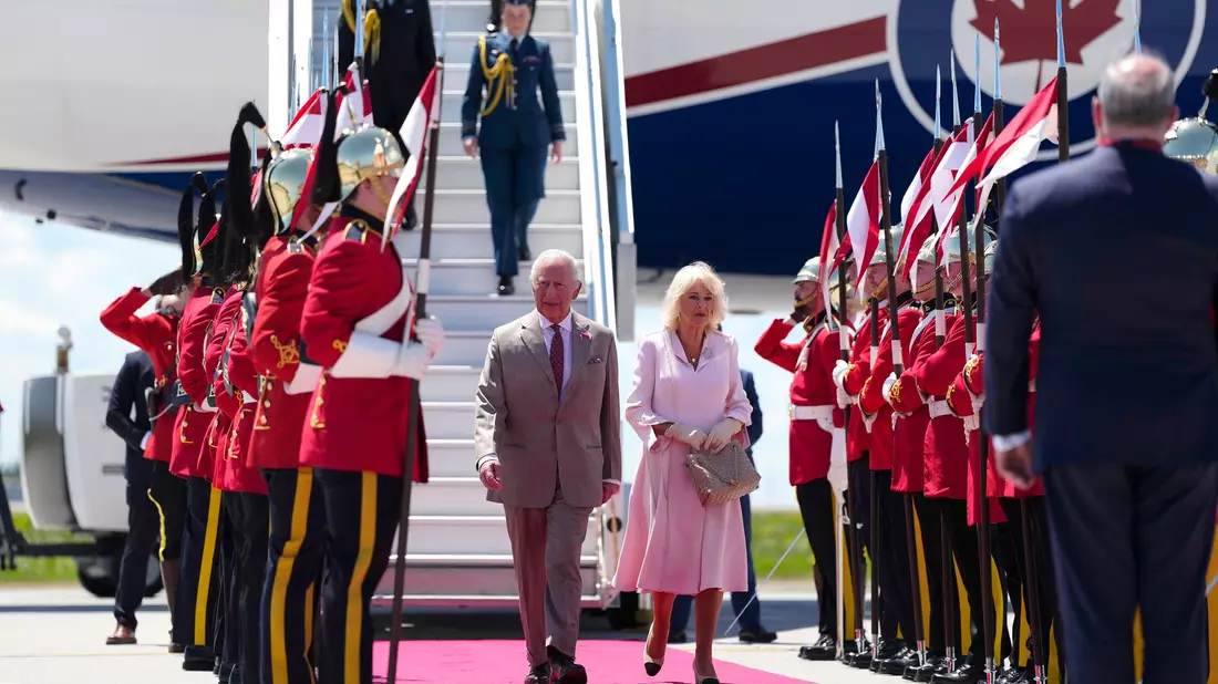 König Charles III. war während der Tat zu Besuch in Kanada. - Bild: Justin Tang/The Canadian Press/dpa
