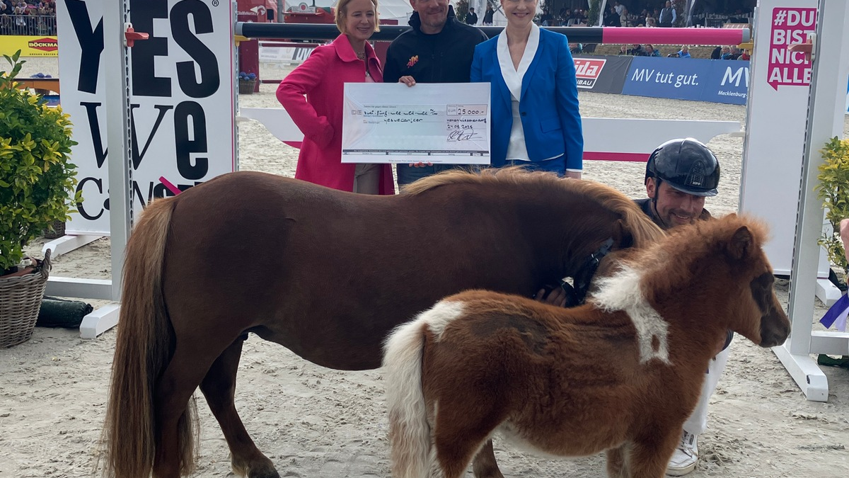 Fohlen-Versteigerung für einen guten Zweck: Krebs-Selbsthilfegruppe yeswecan!cer freut sich über 25.000 Euro Spende im Rahmen der DKB Pferdewoche Hohen Wieschendorf - Foto: presseportal.de