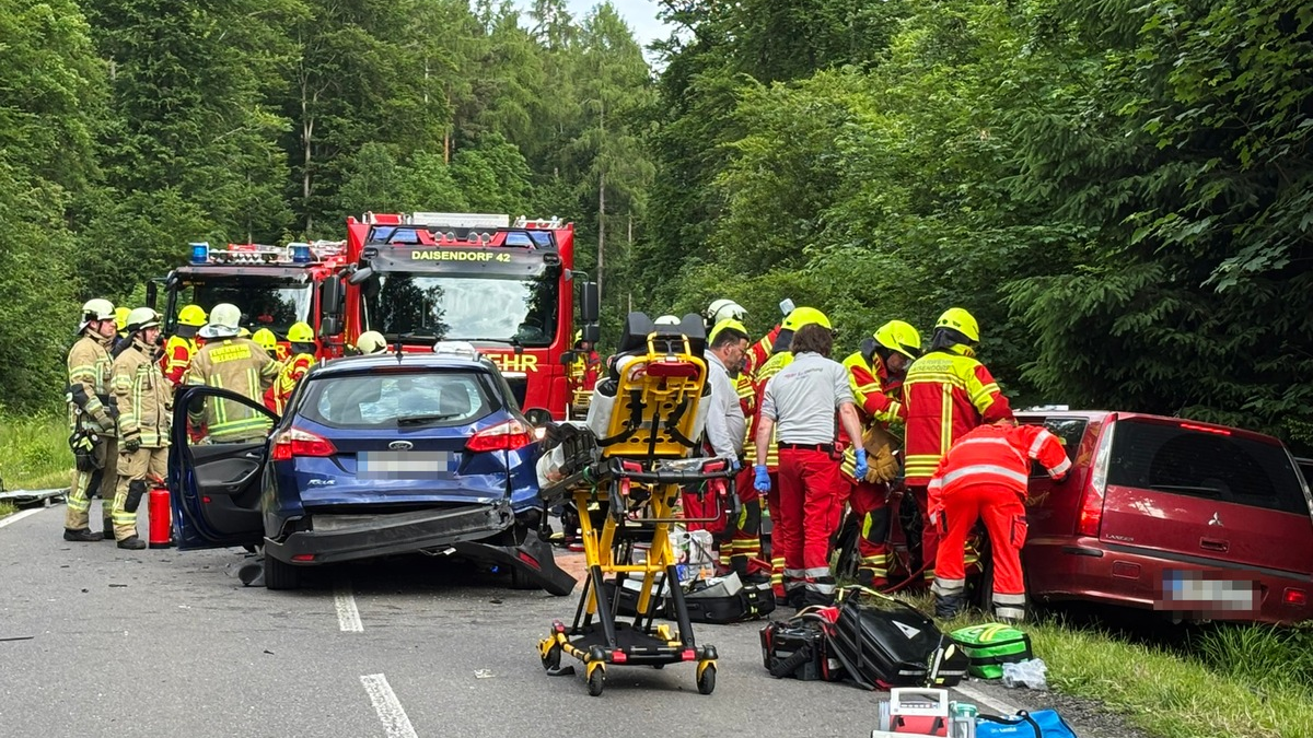 KFV Bodenseekreis: Feuerwehr rettet zwei Fahrzeuglenker aus Fahrzeugen nach schwerem Verkehrsunfall auf K7783 - Foto: presseportal.de