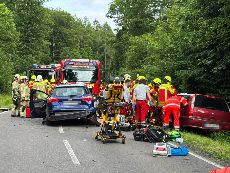 KFV Bodenseekreis: Feuerwehr rettet zwei Fahrzeuglenker aus Fahrzeugen nach schwerem Verkehrsunfall auf K7783 - Foto: presseportal.de