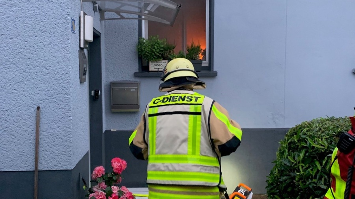 FW-GLA: Brennende Spülmaschine auf der Strickholtstraße - Feuerwehr verhindert Schlimmeres - Foto: presseportal.de