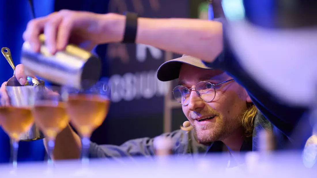 Wladimir Reichert von der erst kürzlich eröffneten Bar «Studio» in Zürich mixt seinen Gewinner-Cocktail «Unruh». - Bild: Miriam Weisz/Für Mixology/dpa