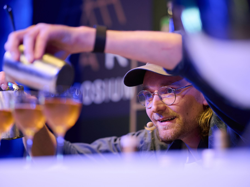 Wladimir Reichert von der erst kürzlich eröffneten Bar «Studio» in Zürich mixt seinen Gewinner-Cocktail «Unruh». - Foto: Miriam Weisz/Für Mixology/dpa