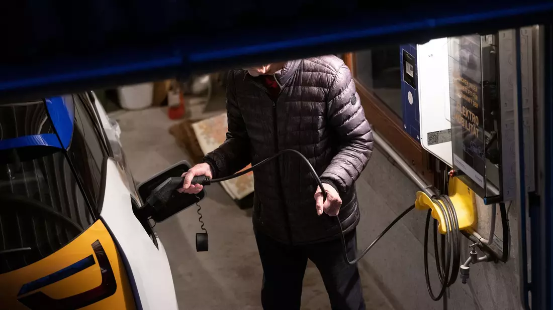 Über die gesamte Nutzungsdauer sind E-Autos laut Fraunhofer-Institut oft besser für den Geldbeutel. (Symbolbild) - Bild: Marijan Murat/dpa/dpa-tmn