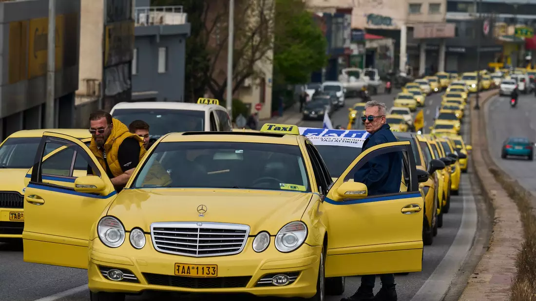 Zwei Tage lang keine Taxis in Athen - für Touristen und Einheimische ein großes Problem. (Archivbild) - Bild: Petros Giannakouris/AP/dpa