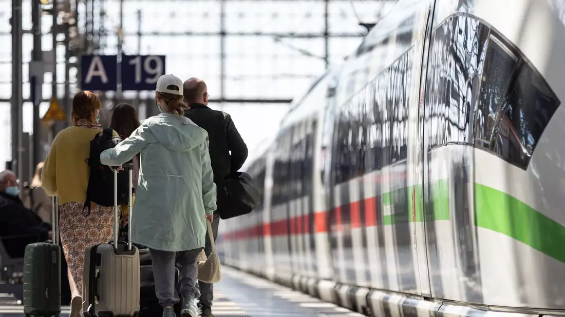 Nicht immer voll: Die Fernzüge der Deutschen Bahn. (Archivbild) - Bild: Hannes Albert/dpa