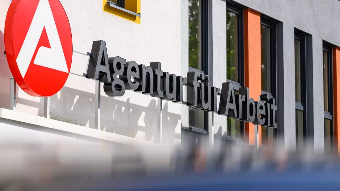 Die Zahl der Arbeitslosen ist im Mai nur verhältnismäßig leicht gesunken. (Archivbild) - Bild: Patrick Pleul/dpa