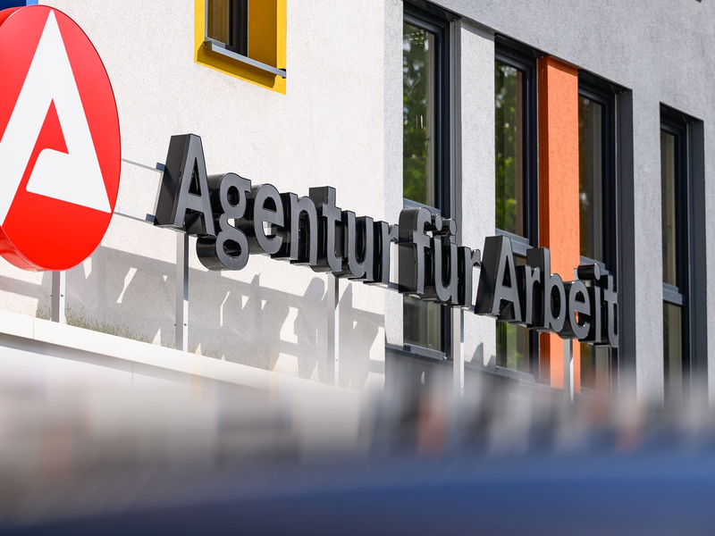 Die Zahl der Arbeitslosen ist im Mai nur verhältnismäßig leicht gesunken. (Archivbild) - Foto: Patrick Pleul/dpa