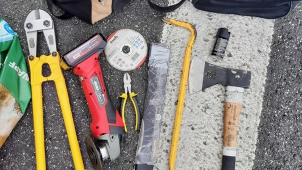 BPOL-FL: Autofahrer unter Drogeneinfluss und ohne Führerschein aber mit Machete kontrolliert - Foto: presseportal.de