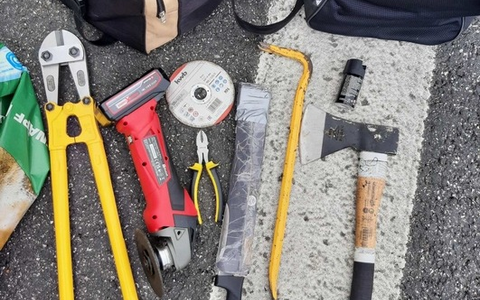 BPOL-FL: Autofahrer unter Drogeneinfluss und ohne Führerschein aber mit Machete kontrolliert - Foto: presseportal.de