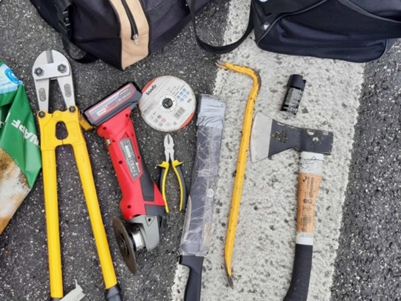 BPOL-FL: Autofahrer unter Drogeneinfluss und ohne Führerschein aber mit Machete kontrolliert - Foto: presseportal.de