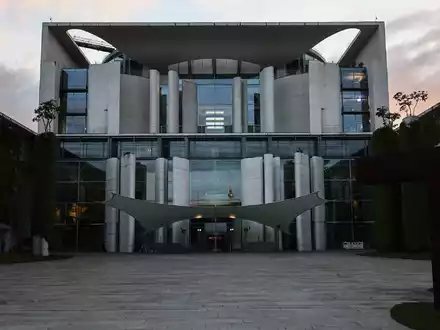 Im Bundeskanzleramt wird am Abend noch beraten. (Archivbild) - Foto: Hannes P. Albert/dpa