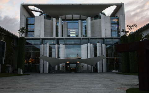 Im Kanzleramt wollen am Nachmittag Vertreter von Bund und Ländern zusammenkommen. - Foto: Hannes P. Albert/dpa