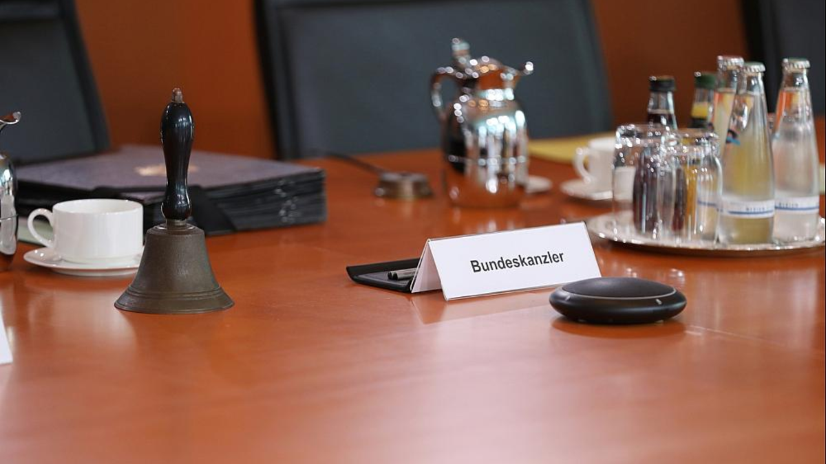 Kanzlermappe auf dem Kabinettstisch (Archiv) - Foto: über dts Nachrichtenagentur