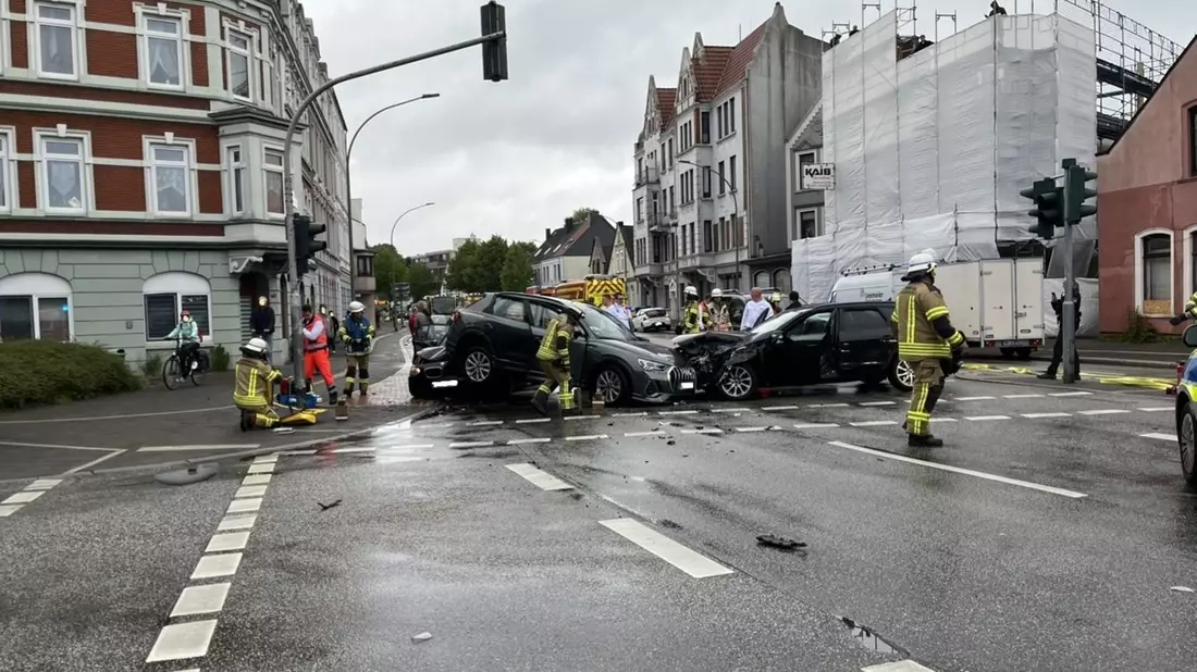 FW Bremerhaven: Schwer Verkehrsunfall im Berufsverkehr, 3 PKW beteiligt - Bild: presseportal.de