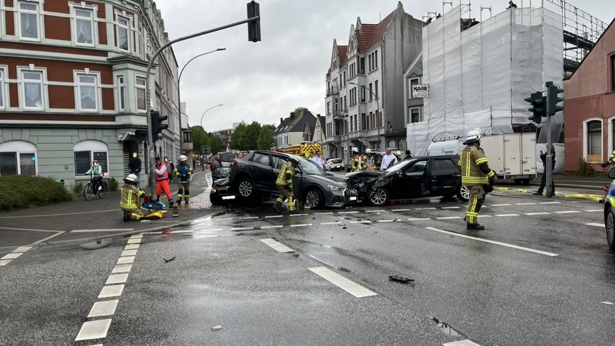 FW Bremerhaven: Schwer Verkehrsunfall im Berufsverkehr, 3 PKW beteiligt - Foto: presseportal.de