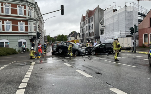 FW Bremerhaven: Schwer Verkehrsunfall im Berufsverkehr, 3 PKW beteiligt - Foto: presseportal.de