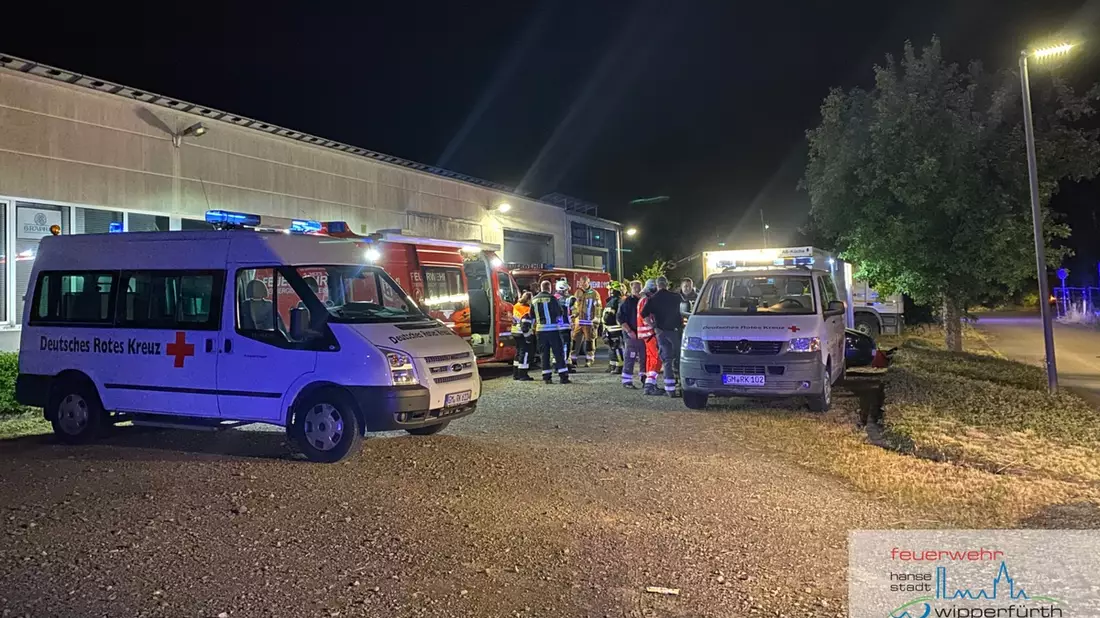 FW Wipperfürth: B4G | Lagerhallenbrand - Bild: presseportal.de