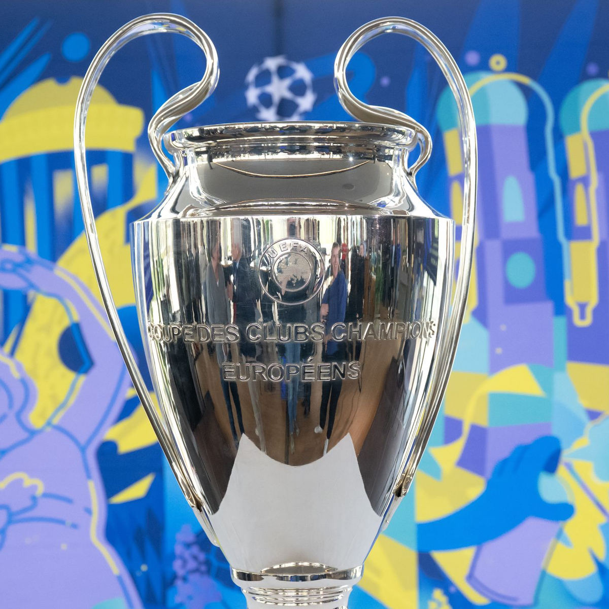 Der Henkelpott fasziniert alle Fußball-Fans. - Foto: Sven Hoppe/dpa