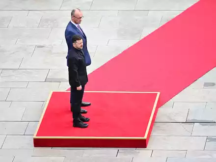 Überraschungsgast in Berlin: Der ukrainische Präsident Wolodymyr Selenskyj nimmt im Kanzleramt persönlich an der Videoschalte von Kanzler Friedrich Merz und anderen Europäern mit US-Präsident Donald Trump teil. (Archivbild) - Foto: Fabian Sommer/dpa