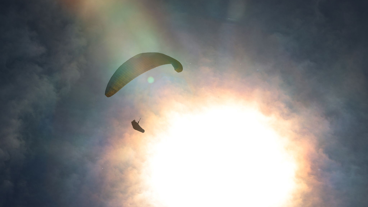 Ein Gleitschirmflieger in China geriet ungewollt in eisige Höhen. (Symbolbild)  - Foto: Karl-Josef Hildenbrand/dpa
