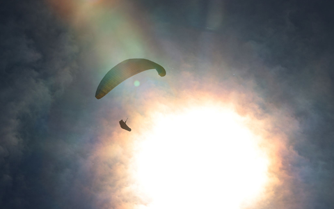 Ein Gleitschirmflieger in China geriet ungewollt in eisige Höhen. (Symbolbild)  - Foto: Karl-Josef Hildenbrand/dpa