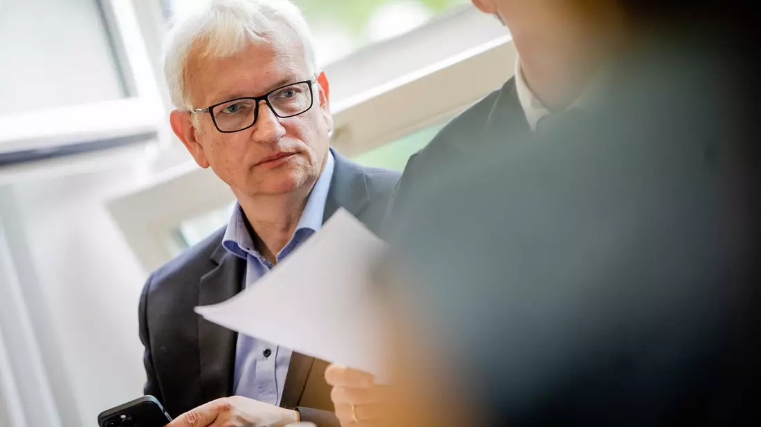 Nimmt Apple ins Visier: Der Chef der Deutschen Umwelthilfe, Jürgen Resch (Archivbild) - Bild: Christoph Schmidt/dpa