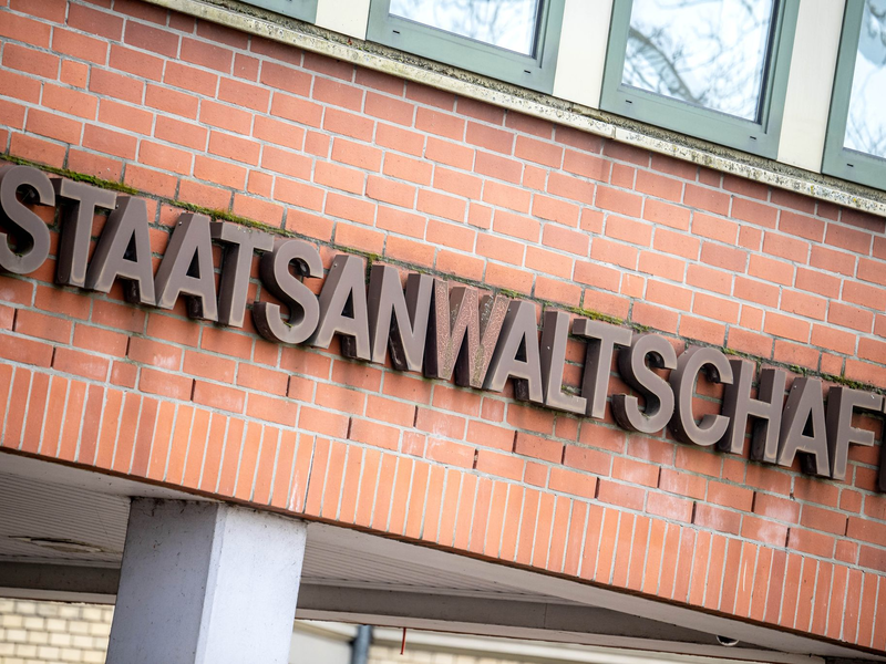 Bei der Staatsanwaltschaft Verden wird wegen möglicher jahrelanger Vergewaltigung einer Frau ermittelt. (Archivbild)  - Foto: Sina Schuldt/dpa