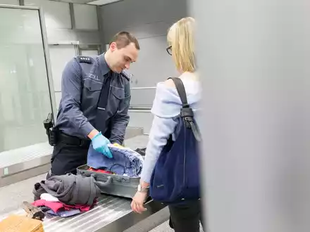 HZA-MS: Zigarettenschmuggel in jeder Gepäcköffnung durch Zoll vereitelt / Zoll am FMO unterbindet Schmuggelversuch einer Großfamilie - Foto: presseportal.de