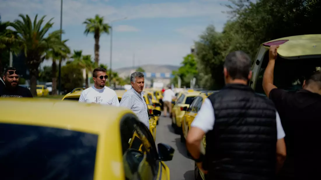 Mit ihrem Protest-Konvoi legen die Taxifahrer wichtige Verkehrsadern lahm. - Bild: Petros Giannakouris/AP/dpa