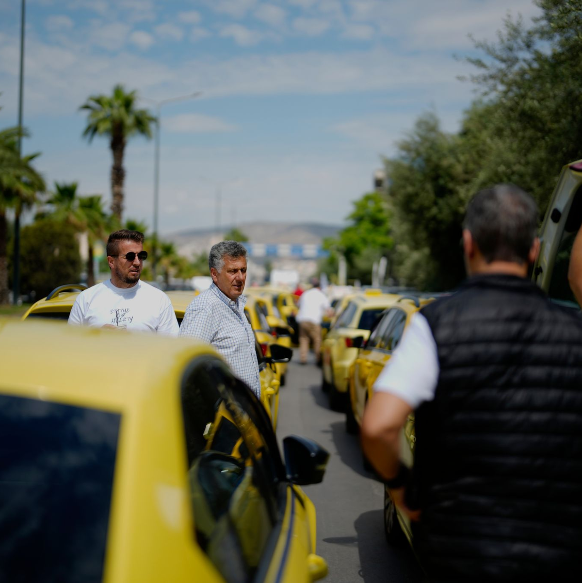 Mit ihrem Protest-Konvoi legen die Taxifahrer wichtige Verkehrsadern lahm. - Foto: Petros Giannakouris/AP/dpa