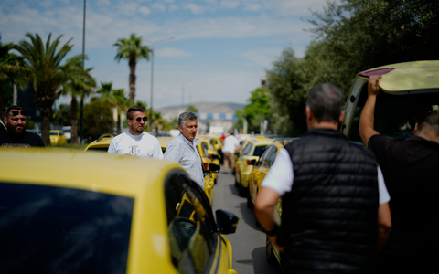 Mit ihrem Protest-Konvoi legen die Taxifahrer wichtige Verkehrsadern lahm. - Foto: Petros Giannakouris/AP/dpa