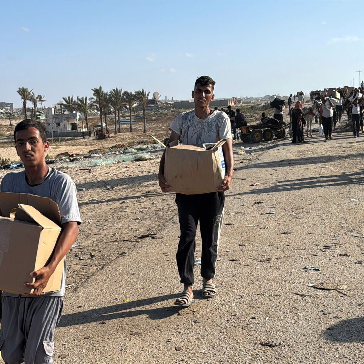 Palästinenser mit Hilfsgütern. - Foto: Ahmed Ibrahim/APA Images via ZUMA Press Wire/dpa